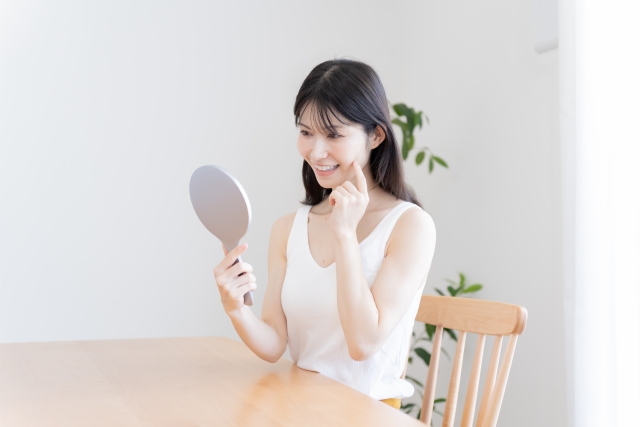 セラミックの歯の色が変わる原因や対処法について
