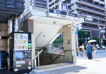 長堀橋駅の出入り口の写真